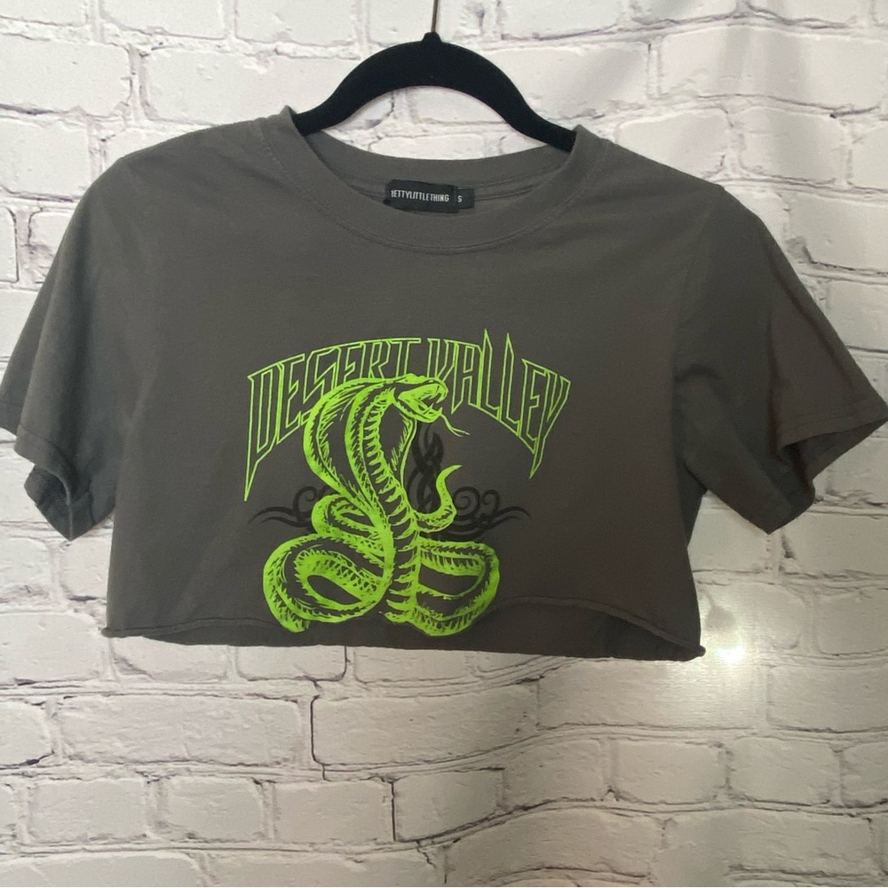 Pretty LittleThing Grey and Green Cropped Tee Size Small